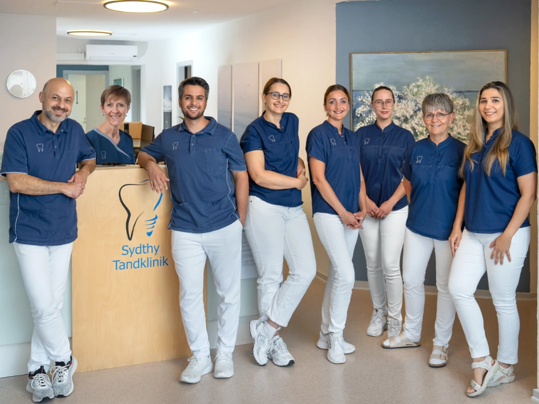 Holdet bag Sydthy Tandklinik - tre tandlæger og seks klinikassistenter i receptionen i Hurup